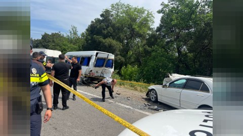 Məktəbliləri aparan mikroavtobus qəzaya uğradı - FOTO