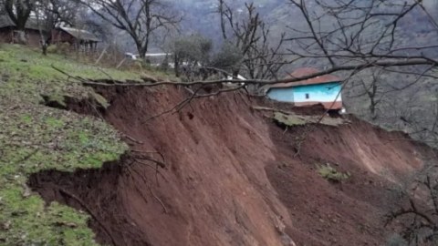 Göygöldə torpaq sürüşməsi - Avtomobil yolunda çətinlik yarandı
