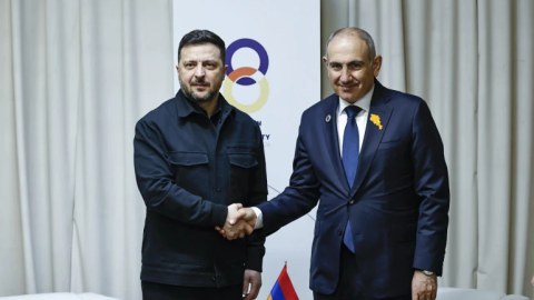Zelenskidən Paşinyana təbrik