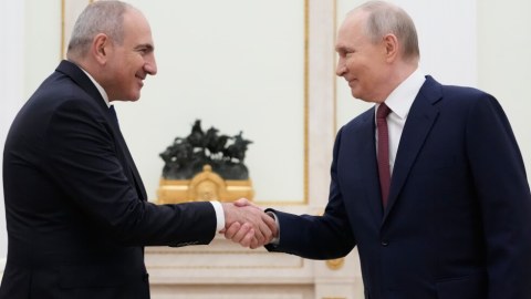 Putin Paşinyanı niyə təbrik etmir?