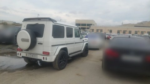 Sürücülər&nbsp;dalaşdı&nbsp;- &ldquo;Gelandewagen&rdquo; cərimə meydançasına aparıldı