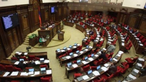 60 səsə görə 5 deputat kürsüsünü itirdilər