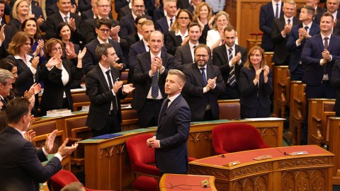 Nazir və deputatların maaşı iki dəfə azaldıldı&nbsp;