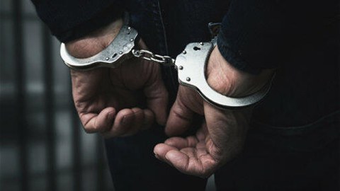 Mağazaya müştəri qismində girərək oğurluq etdi
