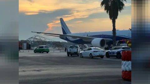 Antalyada təyyara dirəyə çırpıldı
