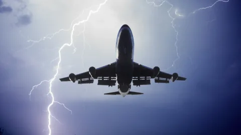 İldırımlı hava - AZAL-ın təyyarəsi geri qayıtdı