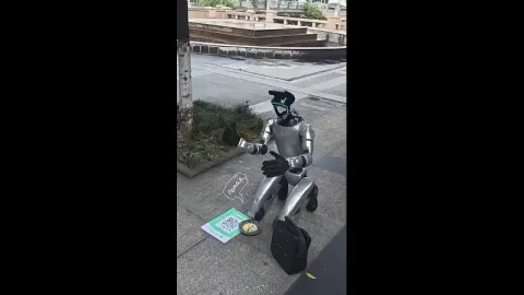 Robot küçələrdə pul dilənir - VİDEO