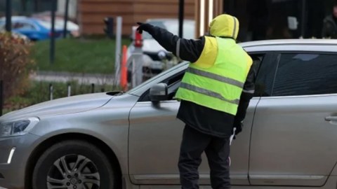 &ldquo;AzParking&rdquo; əməkdaşı ilə sürücü arasında MÜBAHİSƏ