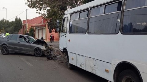Sərnişin avtobusu avtomobilə çırpılıb, xəsarət alanlar var