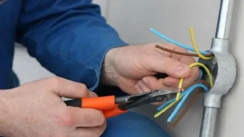 Evdə elektrik işləri görən kişi faciəvi şəkildə öldü
