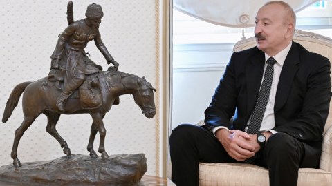 İlham Əliyev otağındakı tək heykəldən danışdı: Babamın yadigarıdır