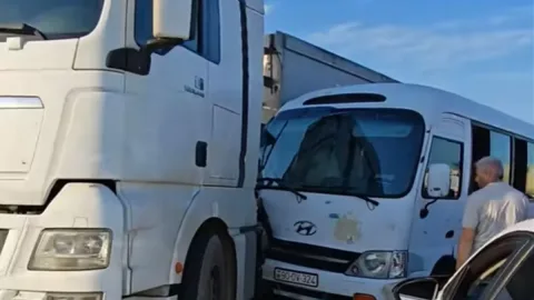 Bakıda mikroavtobus yük maşınına çırpıldı