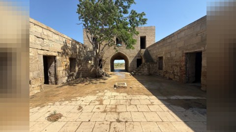XV əsr karvansarasının üzəri sementlə örtüldü - FOTO