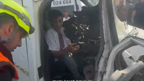 Çörək maşını səkiyə çırpıldı, xəsarət alan var - VİDEO