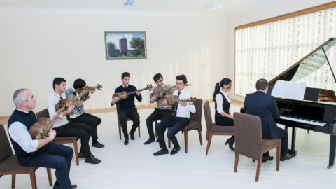 Kolleclərə maraq azalıb: yüzlərlə boş yer var