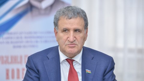İsa Həbibbəylinin nadir əlyazma ilə davranışı gündəm oldu&nbsp;- VİDEO
