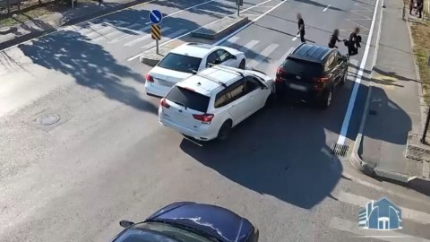 Piyadalar qəzadan son anda qurtuldu - VİDEO