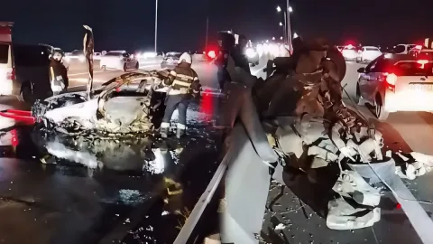 Bakıda ağır qəza: BMW iki hissəyə bölündü