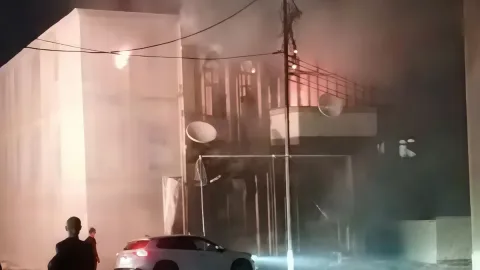 Yasamalda ikimərtəbəli ev yandı
