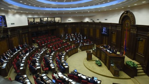 Parlamentdə hər iclasda danışan və kəlmə kəsməyən deputatlar