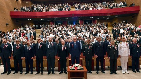 Erdoğan'ın katıldığı törende Zakir Hasanov Azerbaycanlı mezunlara diploma takdim etti