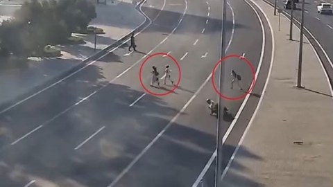 Piyadaları vurmamaq üçün manevr edən sürücüsü xəsarət aldı - VİDEO