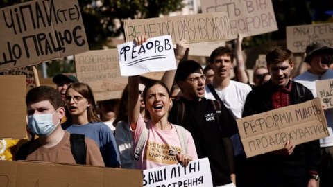 Zelenski təzyiq altında - Ölkədə etirazlar başladı