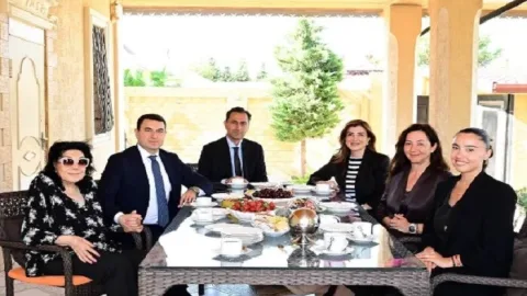 Nazir Flora Kərimovanı evində ziyarət etdi
