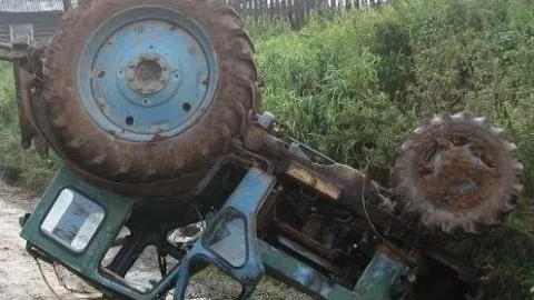 Traktor elektrik dirəyinə çırpıldı, 1 nəfər öldü