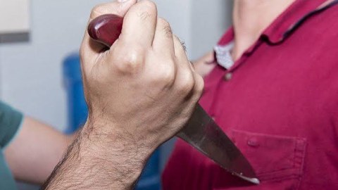 Şamaxıda oğul atasını BIÇAQLADI