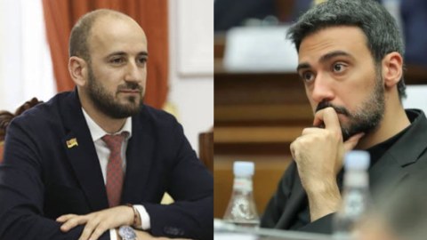 Ermənistan parlamentində maaş mübahisəsi