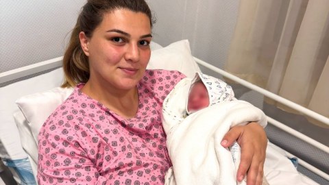 Hamilə qadın təcili yardım maşınında doğuş etdi - FOTO