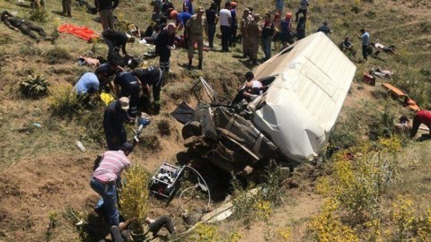 Nişana gedənləri daşıyan mikroavtobus AŞDI: 7 ölü, 9 yaralı var
