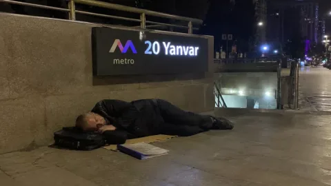 Bakıda&nbsp;müəllim küçədə yatdı,&nbsp;hər şeyi oğurlandı