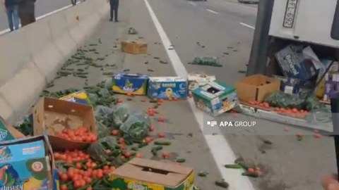 Ucarda yük maşını aşdı: Pomidor və xiyar yola dağıldı&nbsp;