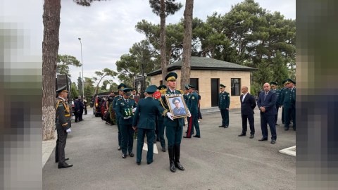 General dəfn olundu&nbsp;- Elçin Quliyevlə Zakir Həsənov&nbsp;məzarlıqda&nbsp;-&nbsp;FOTOLAR + YENİLƏNİB