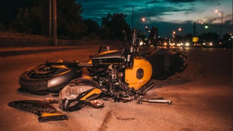 Sabirabadda minik avtomobili motosikletlə toqquşub, ölən var