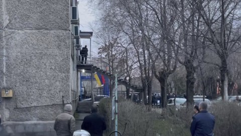 İrəvanda müstəntiqlərə kütləvi hücum: Sərxoş polis saxlanıldı