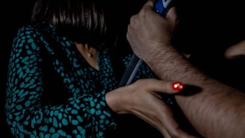 Kişi arvadını və 17 yaşlı oğlunu bıçaqladı