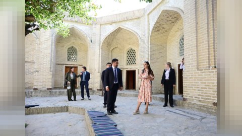 Leyla Əliyeva ilk Buxara Biennalesinin əsərləri ilə tanış olub