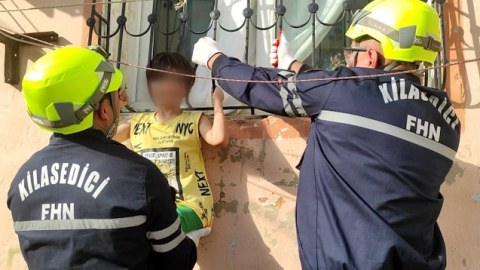 Başı dəmir barmaqlıqlar arasında qalan azyaşlı boğularaq öldü
