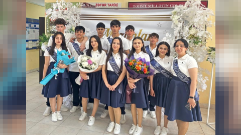 Bir sinfin bütün məzunları tələbə oldu