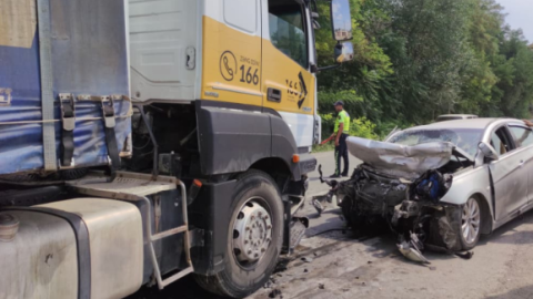 "Hyundai" yük maşınına çırpıldı -&nbsp;Ər-arvad öldü