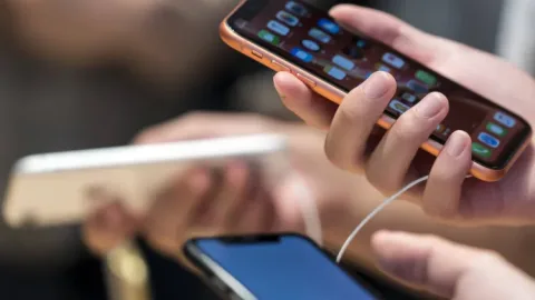Azərbaycanda smartfondan ən çox kimlər istifadə edir?