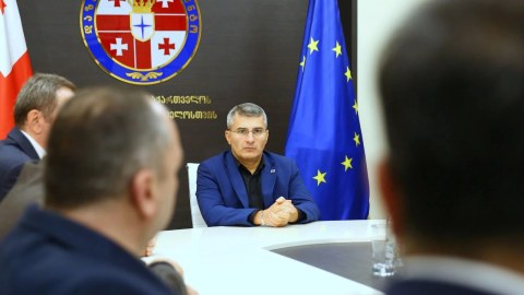 Baş nazirin&nbsp;müavini siyasətdən gedir