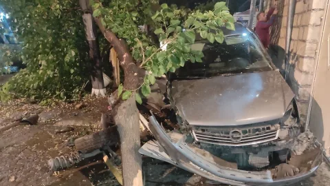 Bərdədə avtomobil evə çırpıldı, 3 nəfər...