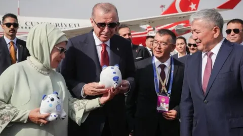 Ərdoğan Bişkekdə - onu hava limanında belə qarşıladılar