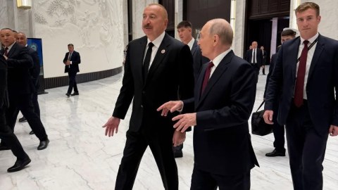 İlham Əliyev Putinlə ayaqüstü söhbət etdi