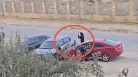 Bakıda ərinin xəyanətini öyrənən qadın maşınını çilik-çilik etdi - VİDEO