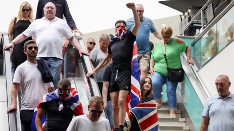 Britaniyada antimiqrant aksiyası: Ən böyük sərnişin limanı bloklandı